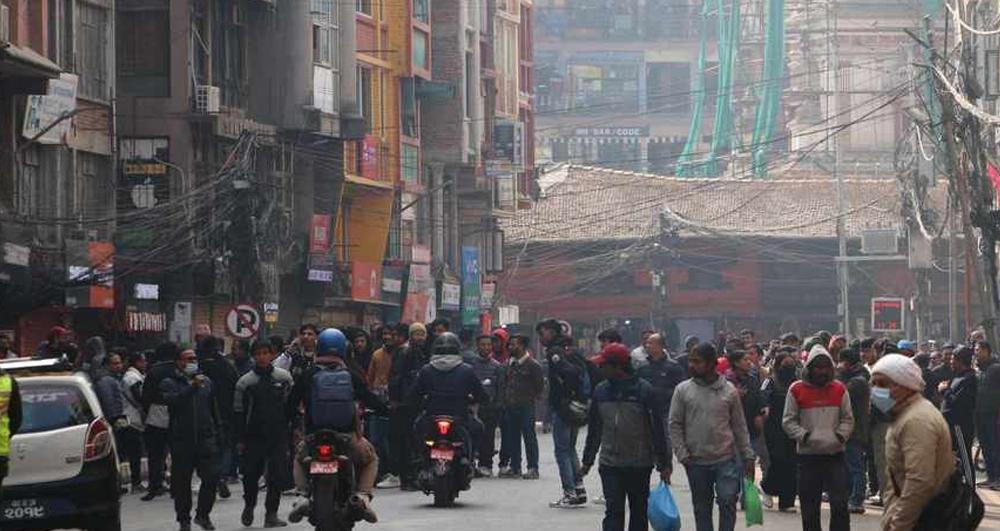 महानगरले पार्किङ निषेध गरेपछि न्यूरोडका व्यवसायीहरु सडकमा