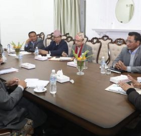 उद्योग पनि चल्ने र बक्यौता पनि उठ्ने विकल्प खोजौँ : प्रधानमन्त्री प्रचण्ड