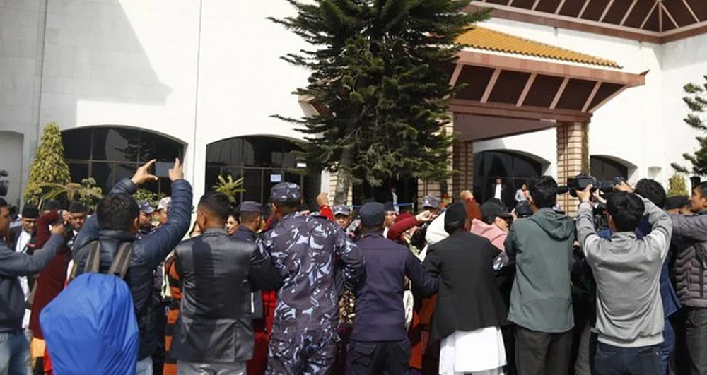 संसद् भवन परिसरभित्र प्रवेश गरे लघुवित्त पीडितहरू