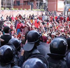 बालुवाटारमा लघुवित्त र सहकारी पीडितहरुले गरे प्रदर्शन