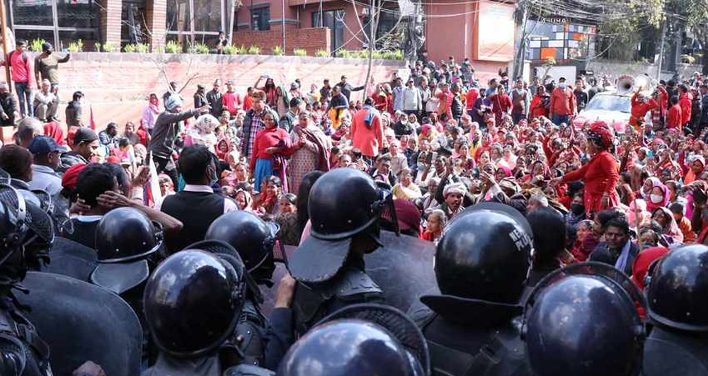 बालुवाटारमा लघुवित्त र सहकारी पीडितहरुले गरे प्रदर्शन