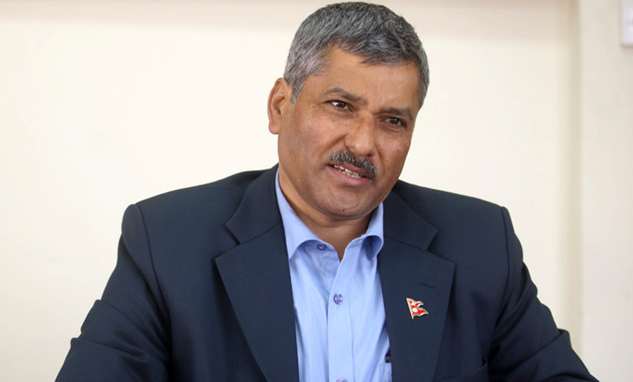 राष्ट्र बैंकले बैंकिङ क्षेत्र ढल्न दिँदैन : गभर्नर अधिकारी