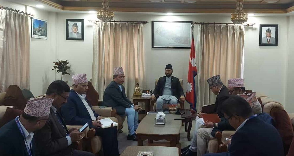 गलत तत्त्वको सञ्जाल तोड्न कर्मचारीलाई गृहमन्त्री लामिछानेको निर्देशन