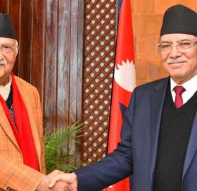 प्रधानमन्त्री प्रचण्ड र एमाले अध्यक्ष ओलीबीच भेटवार्ता