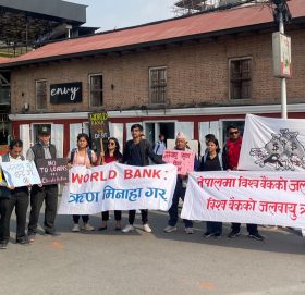 विश्व बैंकको जलवायु ऋणविरूद्ध अभियन्ताहरू सडकमा