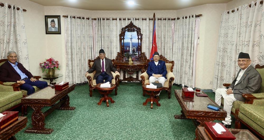 प्रधानमन्त्री प्रचण्डसहित शीर्ष नेतासंग छलफल गर्दै सभामुखले देवराज