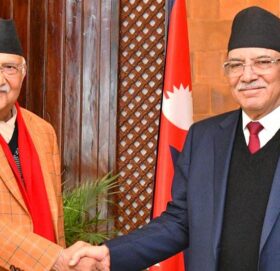 सिंहदरबारमा प्रधानमन्त्री प्रचण्ड र ओलीबीच भेटवार्ता