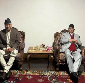 संसदको गतिरोधबारे कांग्रेस नेताहरूसँग छलफल गर्दै प्रधानमन्त्री प्रचण्ड