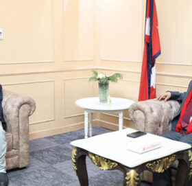 प्रधानमन्त्री प्रचण्ड र ओलीबीच भेटवार्ता