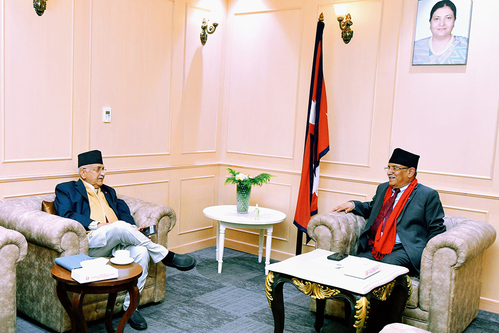 प्रधानमन्त्री प्रचण्डलाई भेट्न केपी ओली पुगे बालुवाटार