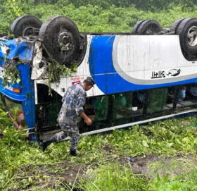 बाराको पसाहा पुल नजिकै बस दुर्घटना हुँदा १३ जना घाइते