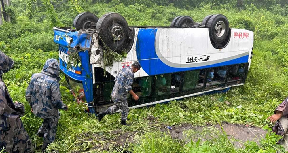 बाराको पसाहा पुल नजिकै बस दुर्घटना हुँदा १३ जना घाइते