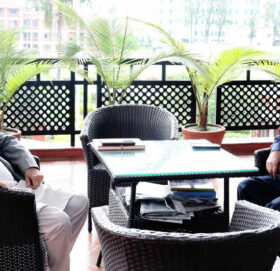 नेकपा एमालेका अध्यक्ष केपी शर्मा ओली प्रधानमन्त्री पुष्पकमल दाहाललाई भेट्न बालुवाटार पुगेका छन् ।  प्रधानमन्त्री दाहालसँग भेट्न उनी केहीबेर अघि मात्रै प्रधानमन्त्रीको सरकारी निवास बालुवाटार पुगेका हुन्।  गत शनिबार कांग्रेस सभापति शेरबहादुर देउवा र एमाले ओलीबीच बलकोटमा भएको भेटवार्तापछि सत्ता समीकरण तरंगित बनेको छ । सत्ता समीकरण फेरिने हल्ला चलेको छ भने राजनीतिक भेटघाट पनि बाक्लिएको छ । आइतबार मात्र प्रधानमन्त्री प्रचण्ड, ओली र गृहमन्त्री रवि लामिछानेबीच पनि भेटवार्ता भएको थियो ।