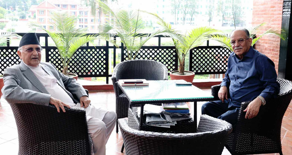 नेकपा एमालेका अध्यक्ष केपी शर्मा ओली प्रधानमन्त्री पुष्पकमल दाहाललाई भेट्न बालुवाटार पुगेका छन् ।  प्रधानमन्त्री दाहालसँग भेट्न उनी केहीबेर अघि मात्रै प्रधानमन्त्रीको सरकारी निवास बालुवाटार पुगेका हुन्।  गत शनिबार कांग्रेस सभापति शेरबहादुर देउवा र एमाले ओलीबीच बलकोटमा भएको भेटवार्तापछि सत्ता समीकरण तरंगित बनेको छ । सत्ता समीकरण फेरिने हल्ला चलेको छ भने राजनीतिक भेटघाट पनि बाक्लिएको छ । आइतबार मात्र प्रधानमन्त्री प्रचण्ड, ओली र गृहमन्त्री रवि लामिछानेबीच पनि भेटवार्ता भएको थियो ।