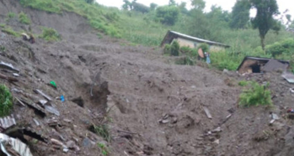 पहिरोमा पुरिँदा एकै परिवारका तीनजनाको मृत्यु