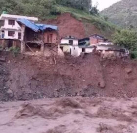 बाढीले घर बगाउँदा तीन बालिकाको मृत्यु, एक बेपत्ता