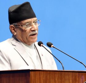 प्रधानमन्त्री ओलीलाई लक्षित गर्दै प्रचण्डले भने : जनयुद्ध शब्द प्रयोग गर्दा जात नै जाला जस्तो गर्नुहुन्छ