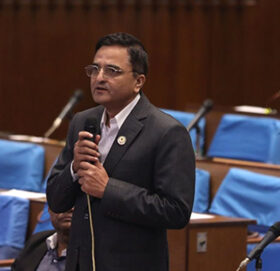 रविलाई योगेश भट्टराईले सोध : प्रधानमन्त्रीले प्वाल पारेको डुंगामा बसेर कता जाँदै हुनुहुन्छ ?