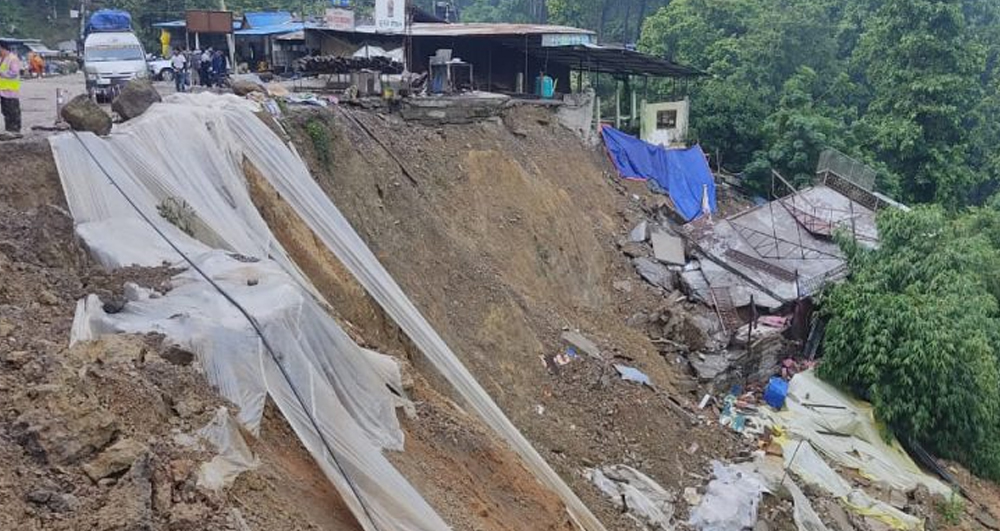 दाउन्ने सडक खण्ड भासिएपछि यातायात सञ्चालनमा लगाइयो रोक