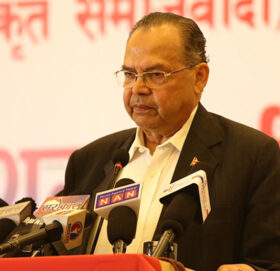 कांग्रेस-एमालेले संविधानको कमा र फुलस्टप पनि चलाउन सक्दैनन् : खनाल