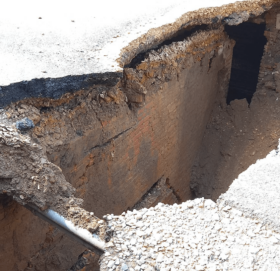 काठमाडौं महानगरपालिका कार्यालय नजिकै टुकुचा खोलामाथि सडक भासियो