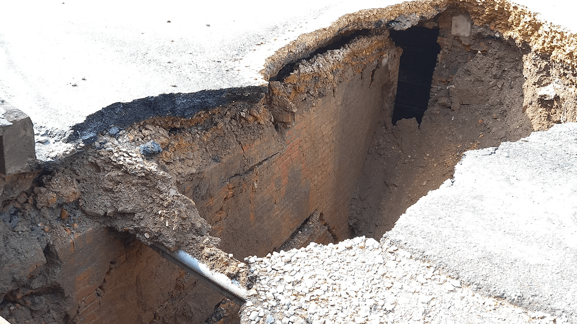 काठमाडौं महानगरपालिका कार्यालय नजिकै टुकुचा खोलामाथि सडक भासियो