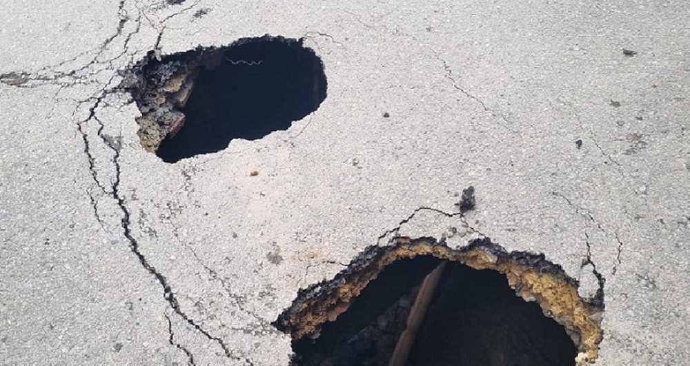 ललितपुरको इमाडोलमा सडक भासिँदा सवारी आवागमन अवरुद्ध