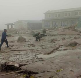 सोलुखुम्बुमा बाढी : थामे खोलाको तटीय क्षेत्रमा कटान जारी, १३५ जनाको उद्धार