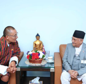 प्रधानमन्त्री ओली र भूटानका प्रधानमन्त्री तोग्बेबीच न्युयोर्कमा भेटवार्ता