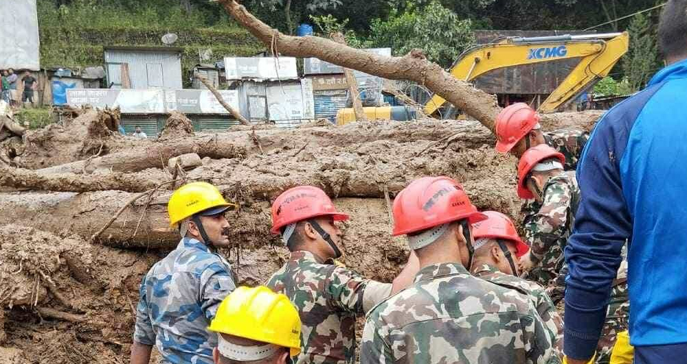 झ्याप्ले खोलामा गाडीसँगै पुरिएका ३५ जनाको शव निकालियो