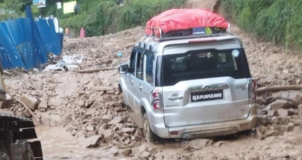 अविरल वर्षाले देशभर ६३ स्थानमा यातायात अवरुद्ध, काठमाडौं उपत्यका छिर्ने सबै नाका बन्द