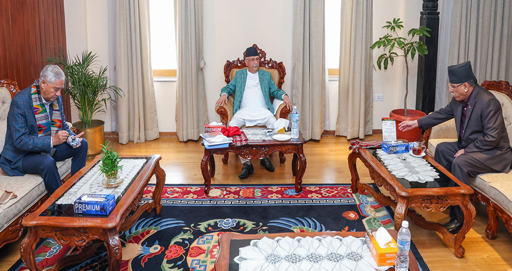 बालुवाटारमा प्रधानमन्त्री ओली, देउवा र प्रचण्डबीच भेटवार्ता