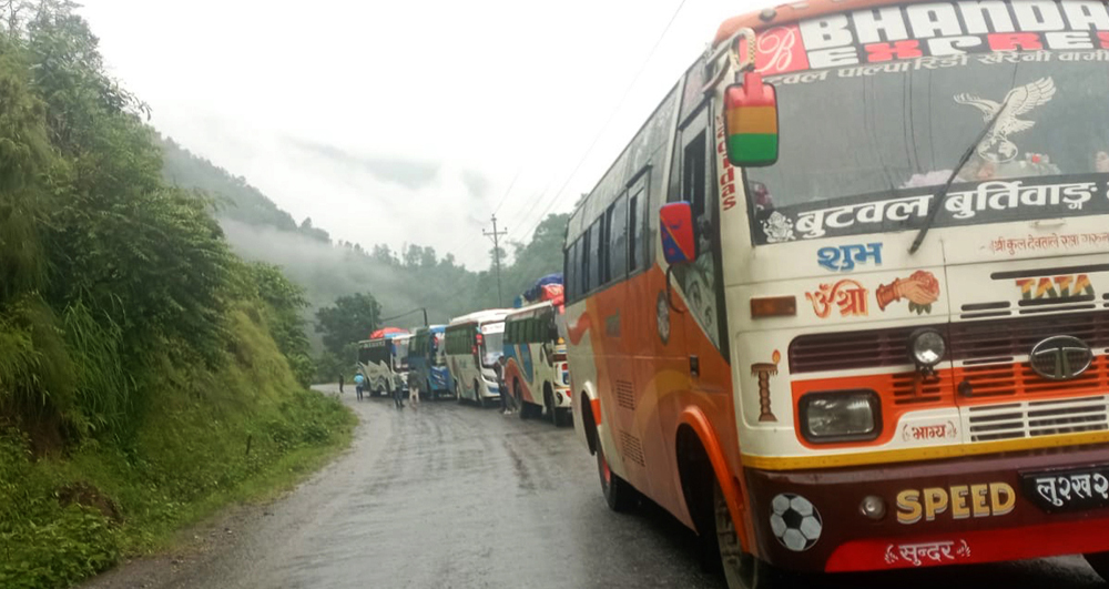 पहिरोले मध्यपहाडी लोकमार्ग अवरुद्ध