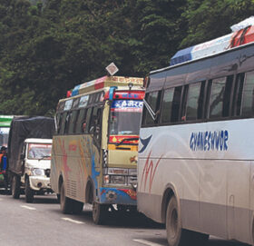 नारायणघाटदेखि काठमाडौंसम्म ठूला सवारी सञ्चालनमा रोक