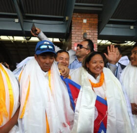 कीर्तिमानी पर्वतारोहीलाई त्रिभुवन विमानस्थलमा भव्य स्वागत