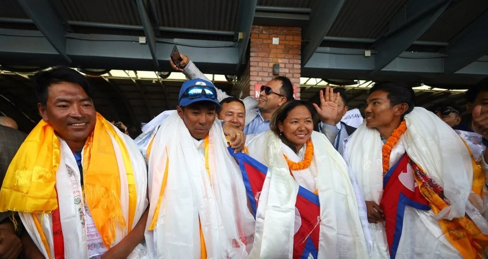 कीर्तिमानी पर्वतारोहीलाई त्रिभुवन विमानस्थलमा भव्य स्वागत