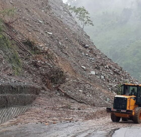दाउन्नेमा सडक भासिएर अवरुद्ध भएको यातायात एकतर्फी सञ्चालनमा