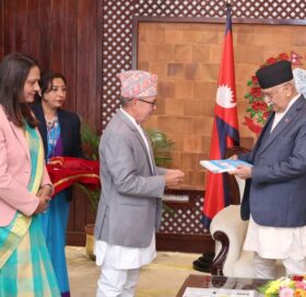 प्रधानमन्त्री ओलीसमक्ष सूचना आयोगको वार्षिक प्रतिवेदन पेस