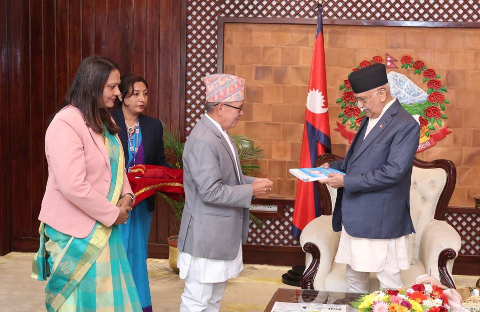 प्रधानमन्त्री ओलीसमक्ष सूचना आयोगको वार्षिक प्रतिवेदन पेस