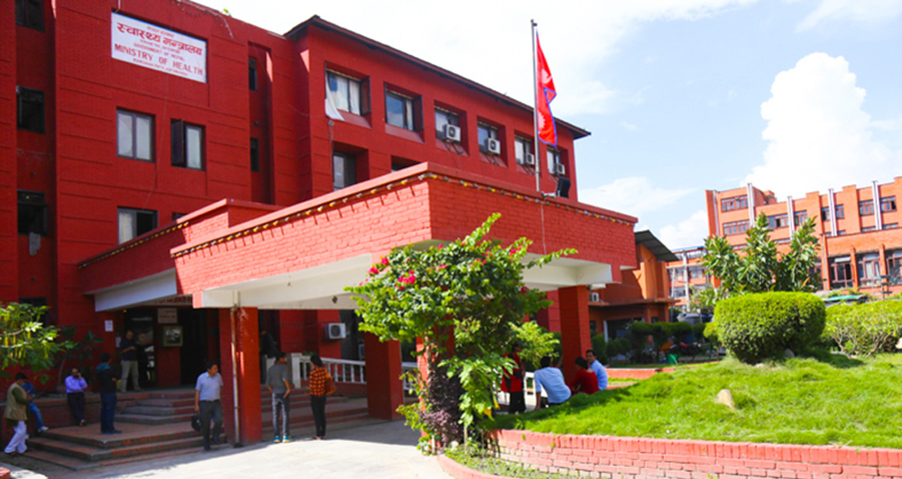 निजी अस्पतालका स्वास्थ्यकर्मीलाई सरकारीसरह सेवा सुविधा दिन निर्देशन