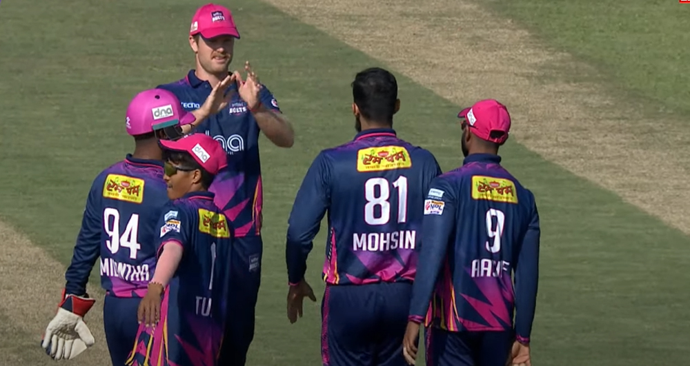 काठमाडौं- नेपाल प्रिमियर लिग (एनपीएल)मा जनकपुर बोल्ट्सले लगातार दोस्रो जित दर्ता गरेको छ। सोमबार भएको दोस्रो खेलमा जनकपुर बोल्ट्सले कर्णाली याक्सलाई ८ विकेटले पराजित गरेको हो।अनिल र आसिफ शेखले जनकपुरको पहिलो विकेटका लागि ८४ रनको साझेदारी गरेका थिए ।  आसिफ ३६ रनमा आउट हुँदा लाहिरू मिलन्थाले २४ रन जोडे । जिमी निशम १६ रनमा अविजित रहे । कर्णालीले दिएको १४२ रनको लक्ष्य जनकपुरले २ विकेटको क्षतिमा १५ ओभरमा पूरा गर्‍यो। यसअघि पहिलो खेलमा जनकपुरले विराटनगर किंग्सलाई ८ विकेटले नै हराएको थियो।