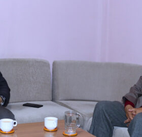 एमालेबाट निष्काशनमा परेका भीम रावलले पत्रकार सम्मेलन गर्दै