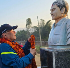 एकाबिहानै अध्यक्ष प्रचण्डले गरे इच्छुकको शालिकमा माल्यार्पण