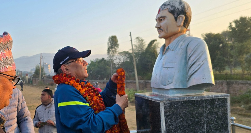 एकाबिहानै अध्यक्ष प्रचण्डले गरे इच्छुकको शालिकमा माल्यार्पण