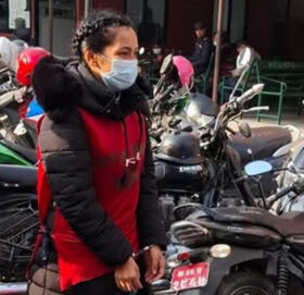 आशिका तामाङलाई भक्तपुर अदालतमा पेस गरिँदै