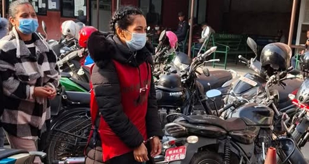 आशिका तामाङलाई भक्तपुर अदालतमा पेस गरिँदै