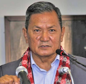 प्रधानमन्त्रीले घुस खान दिन्न भनेपनि जनताले दिन परिरहेकै छ : सञ्चारमन्त्री गुरुङ