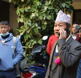 खानेपानी माग्दै हर्क साम्पाङ सिंहदरबारमा, प्रहरीले लियो गाग्री नियन्त्रणमा