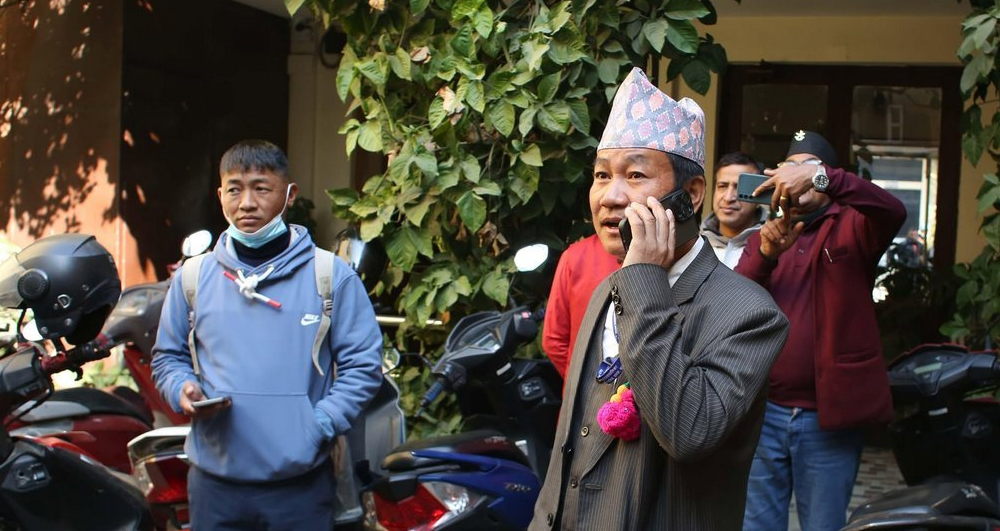 खानेपानी माग्दै हर्क साम्पाङ सिंहदरबारमा, प्रहरीले लियो गाग्री नियन्त्रणमा