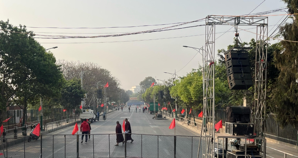 गणतन्त्रवादी र राजावादीको शक्ति प्रदर्शन : बिहानैदेखि सवारी ‘डाइभर्ट’